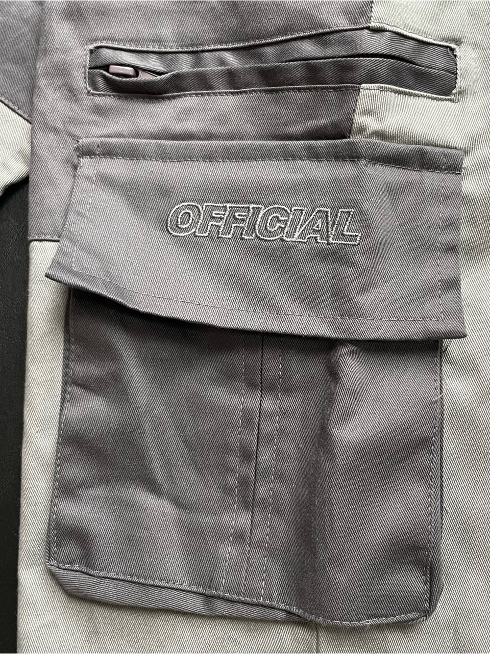 Men's Two-Tone Gray Cargo Pants with Utility Pockets - Picture 5 of 9